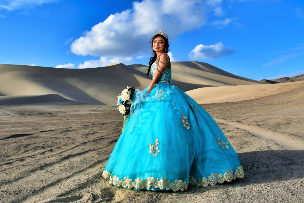 Damas dando un beso a quinceañera en sesion fotografica profesional
