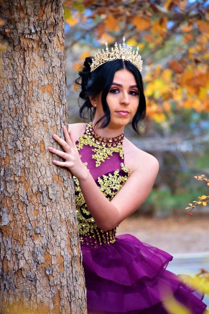 Quinceañera y damas viendo a traves del espejo