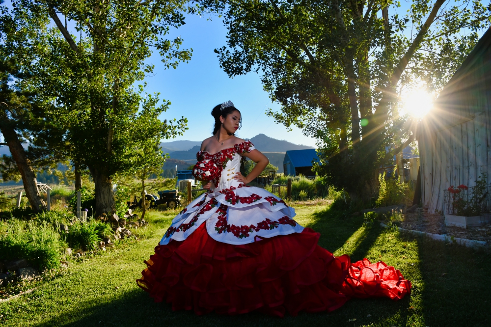 Quinceanera posando frente a Villa Tuscana en sesion de fotos y video