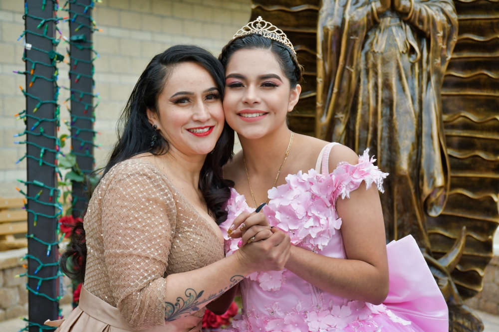 Quinceanera frente a Virgen de Guadalupe